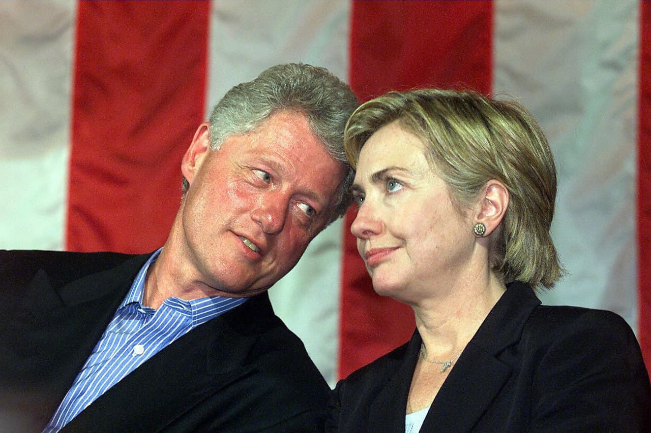 El presidente Bill Clinton y la entonces primera dama Hillary en 1999