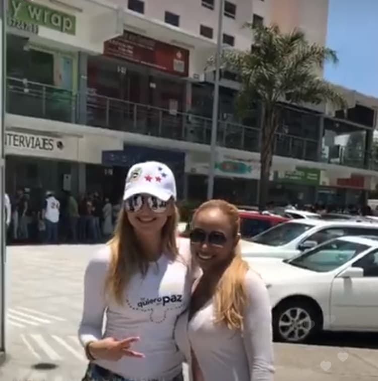 La actriz se mostró accesible con las personas que la reconocieron y se tomó fotografías con ellos.