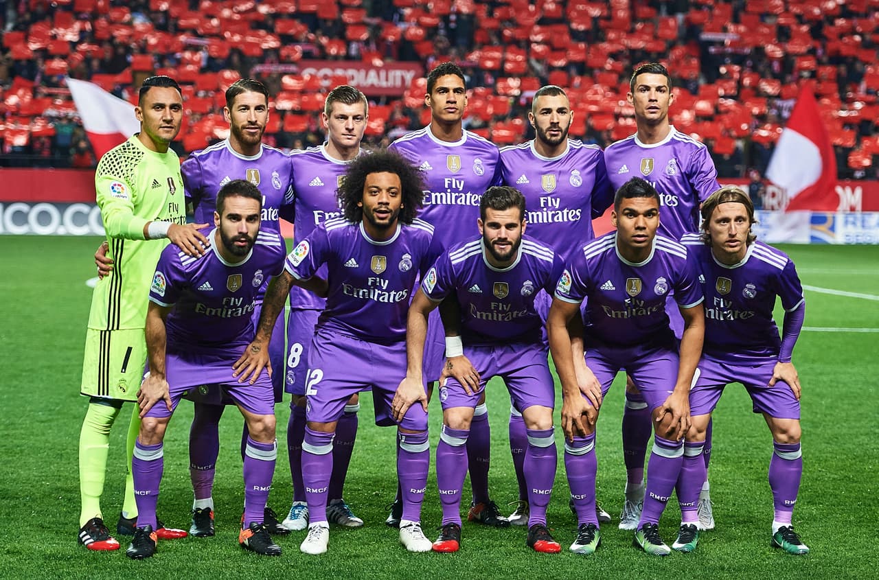 El Real Madrid vio finalizada su racha de 40 partidos invictos, la más larga en la historia del fútbol español, con su derrota el domingo ante el Sevilla por LaLiga. Pero, ¿cómo se compara a los máximos registros sin derrota del fútbol moderno?