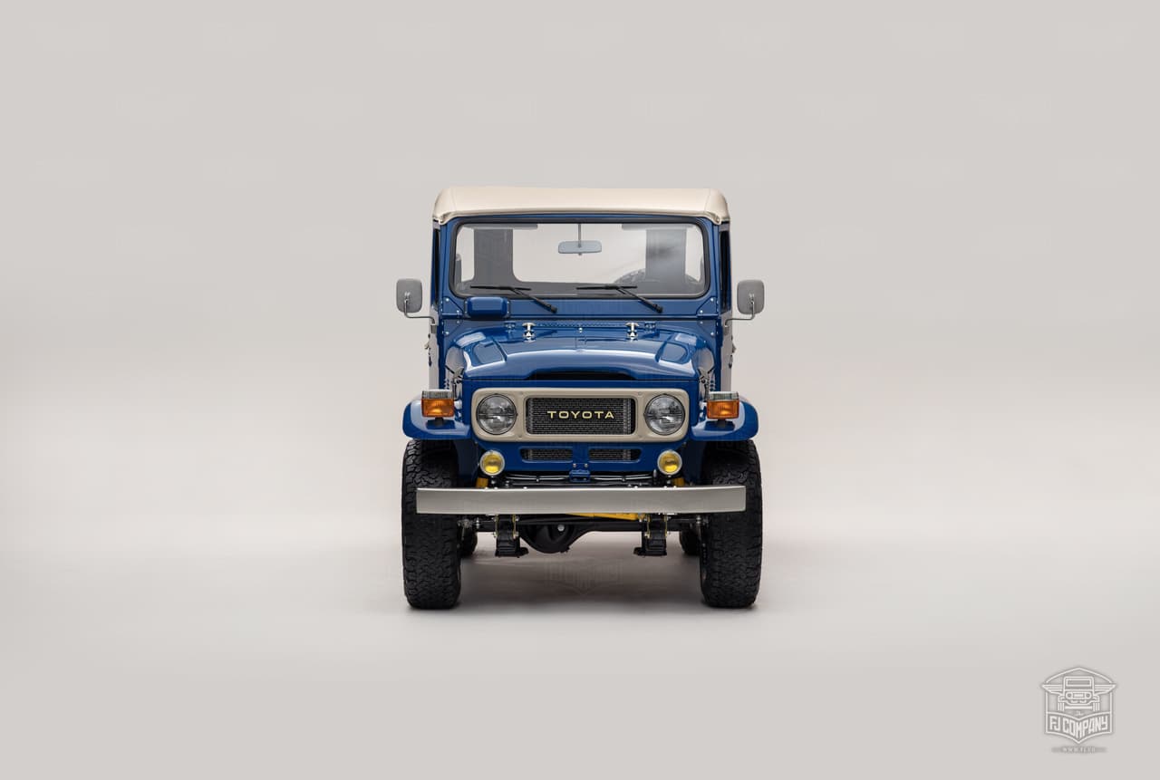 Esta es una cara muy común para quienes crecieron en América Latina. Toyota de Brasil extendió la producción de la FJ40, o 'Bandeirantes' como se le conoció en la nación carioca, 18 años más allá de la terminación de su fabricación en el resto del mundo. El público venezolano bautizó a la FJ40 como 'El Macho' un sobrenombre que Toyota adoptó entusiastamente en su publicidad en la década de los 80, incluyendo un lema que en su día fue bastante controversial. Los comerciales de la FJ40 en Venezuela decían "Toyota El Macho, tiene las ruedas bien puestas", en clara referencia del dicho venezolano que equipara a la hombría a tener bien puestas ciertas partes de la anatomía masculina.