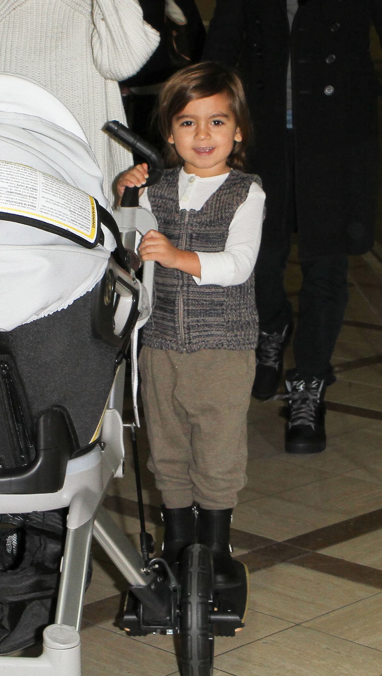 El hijo de Scott Disick tiene una tendencia rebelde, por lo que incluye siempre un accesorio en su 'outfit' clásico, en este caso las botas. ¿Tu hijo también es de este estilo? Ya sabes cómo hacerlo feliz.