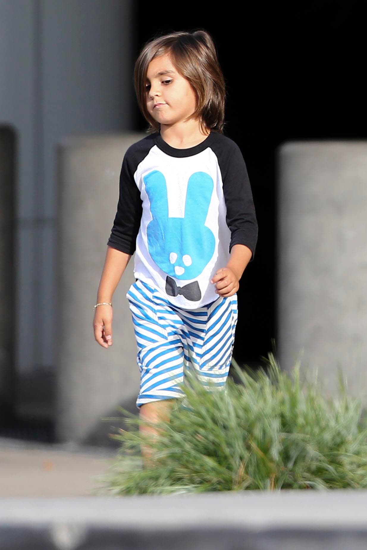 Al más grande de los hijos de Kourtney Kardashian le encanta el color azul y las bermudas también.