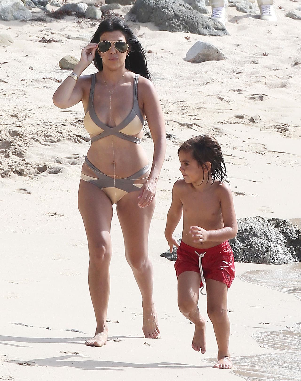 El primo de North West es fanático de los shorts, sea en la playa o en pleno Hollywood.