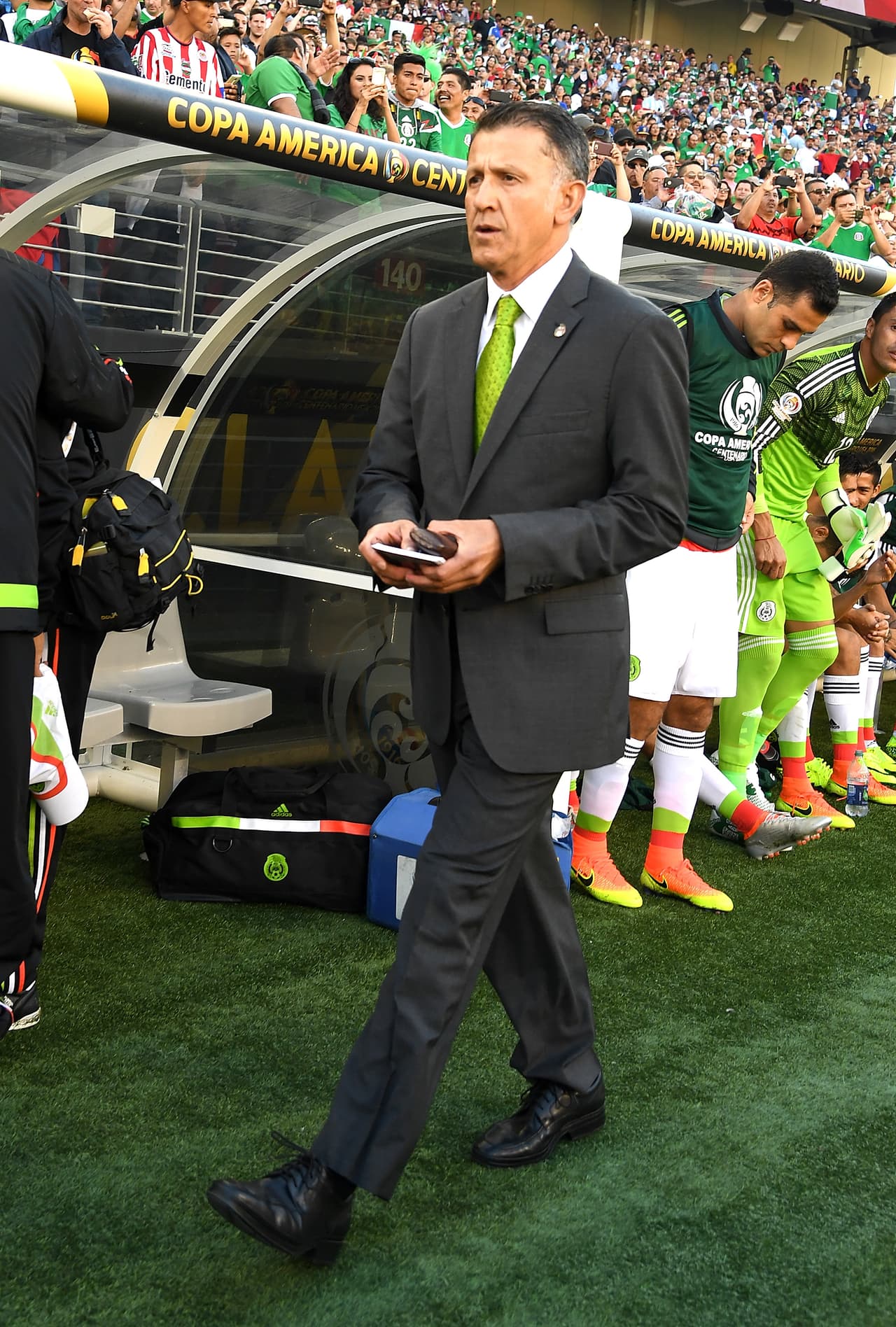 Tuvo desacuerdos con el técnico colombiano Juan Carlos Osorio en el doloroso 7-0 propinado por Chile, juego en el que estuvo en la banca. A pesar del mal trago, el capitán ha declarado su total respaldo al actual proceso.
