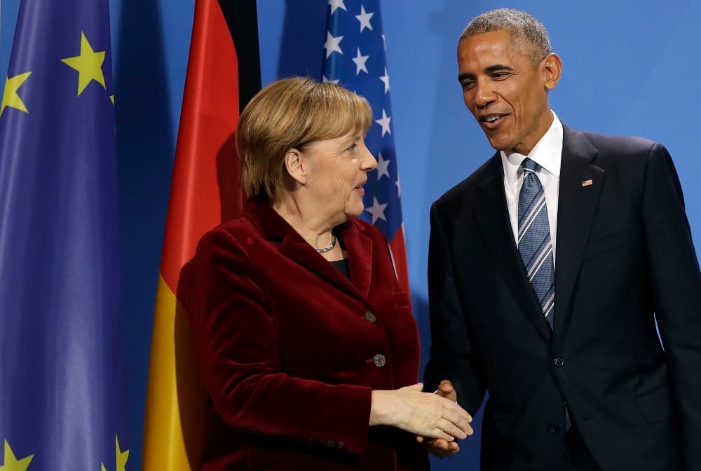 Barack Obama y Angela Merkel se saludan tras la conferencia de prensa en Berlín.