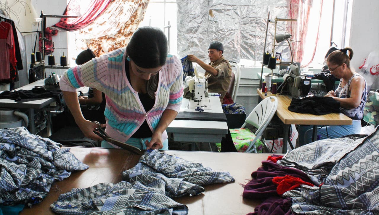 Trabajadores de un taller textil en Los Ángeles.