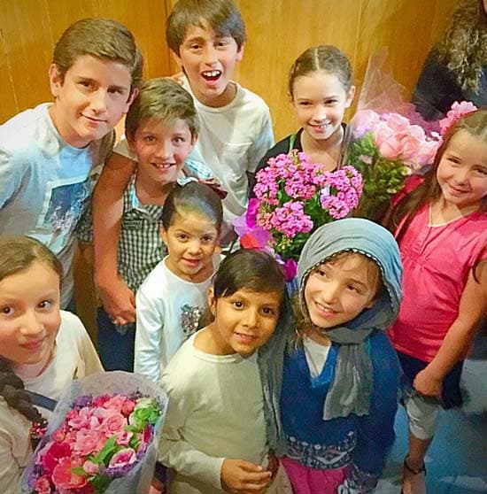 En la presentación de la obra, las pequeñas estuvieron acompañadas de sus amiguitos del colegio.