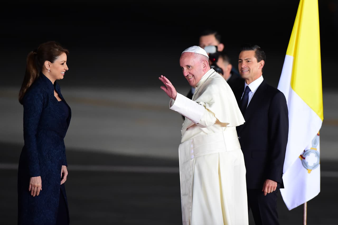 El Papa Francisco despidiéndose del público mexicano.