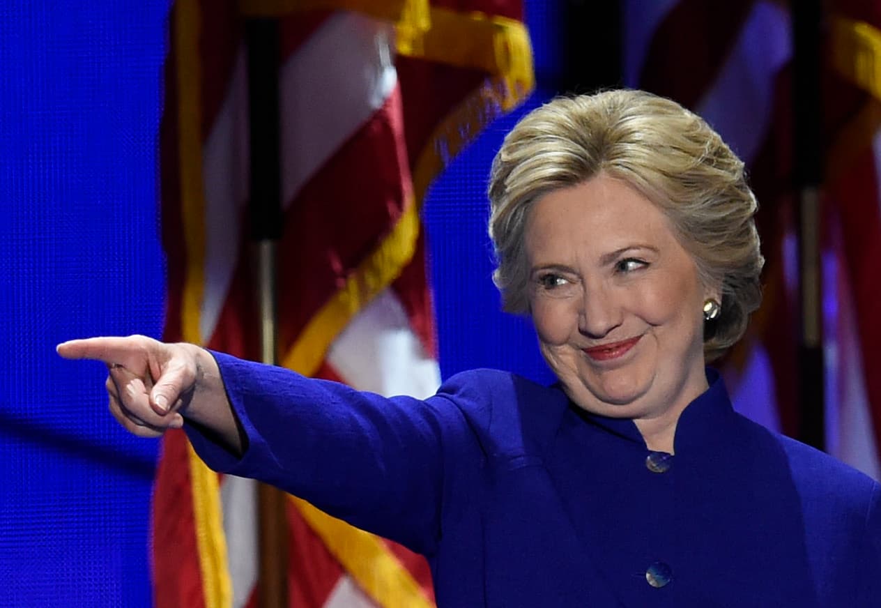 Por su parte, la noche del miércoles Hillary Clinton apareció sobre el escenario de los demócratas con un traje de chaqueta y pantalón de un tono azul encendido, un color que ha sido protagonista durante los tres días de Convención.