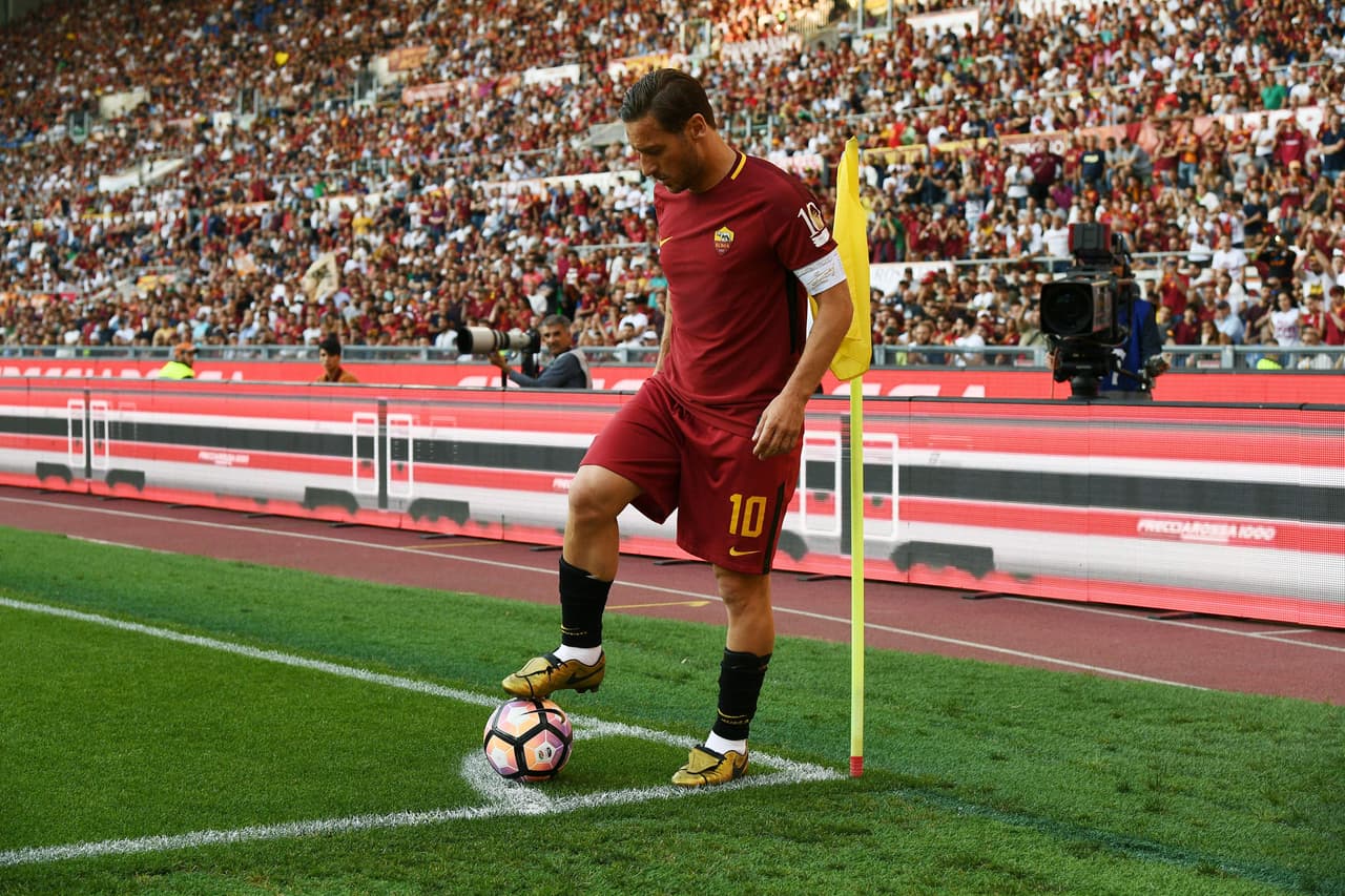 Los fanáticos de Roma le dieron una cálida despedida a Francesco Totti, el eterno capitán, en su despedida del fútbol profesional. Todos vistieron el '10', llevaron pancartas y posaron con una estatua y aclamaron al jugador, que fue suplente contra Genoa pero entró en el triunfo 3-2, en su último juego tras 24 años con el equipo.