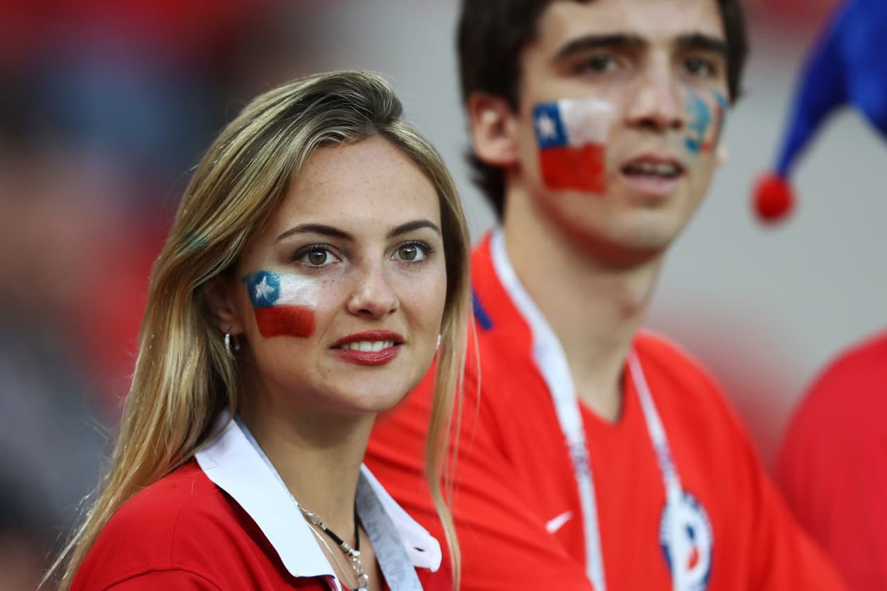 Aficionados chilenos, en su gran mayoría, se acercaron al estadio moscovita para presenciar el choque entre el campeón de Sudamérica y el de África.
