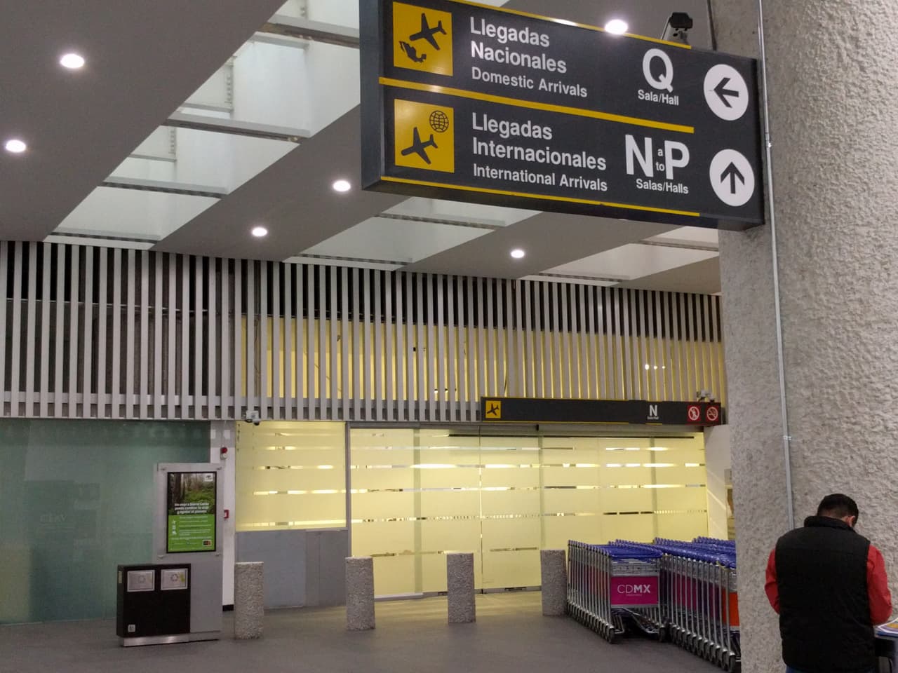 Tres vuelos semanales con 135 deportados de EEUU aterrizan en la Terminal 2 del Aeropuerto Internacional Benito Juárez.