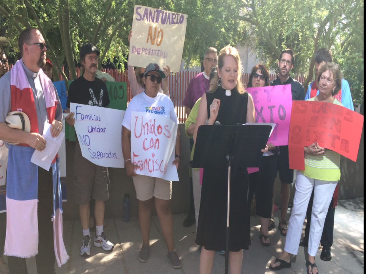 Alison Harrington, Pastora de la Iglesia Presbiteriana en Tucson habla a las afueras de ICE en Phoenix