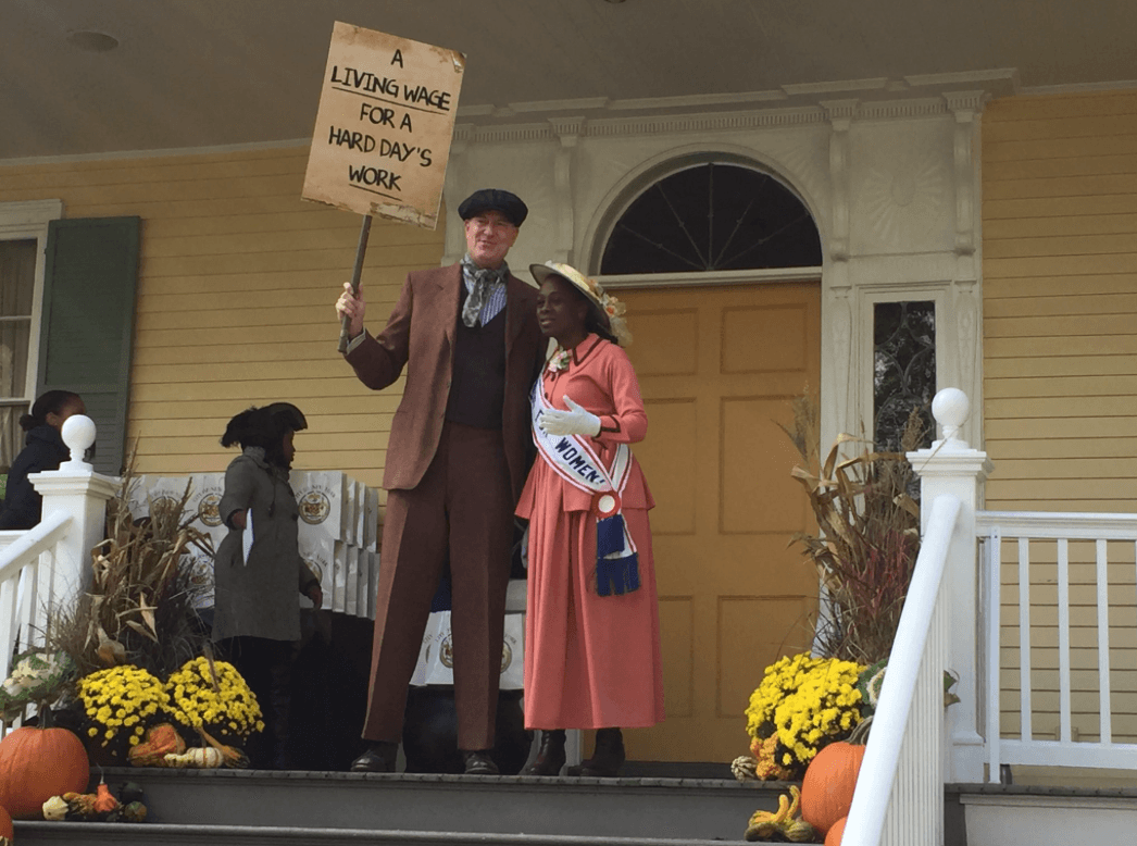 Con una pancarta que leía "salario digno por días de duro trabajo" el personaje que interpretó el alcalde Bill de Blasio dio la bienvenida a sus invitados mientras que la primera dama Chirlane McCray lució una cinta que leía "voto para las mujeres".