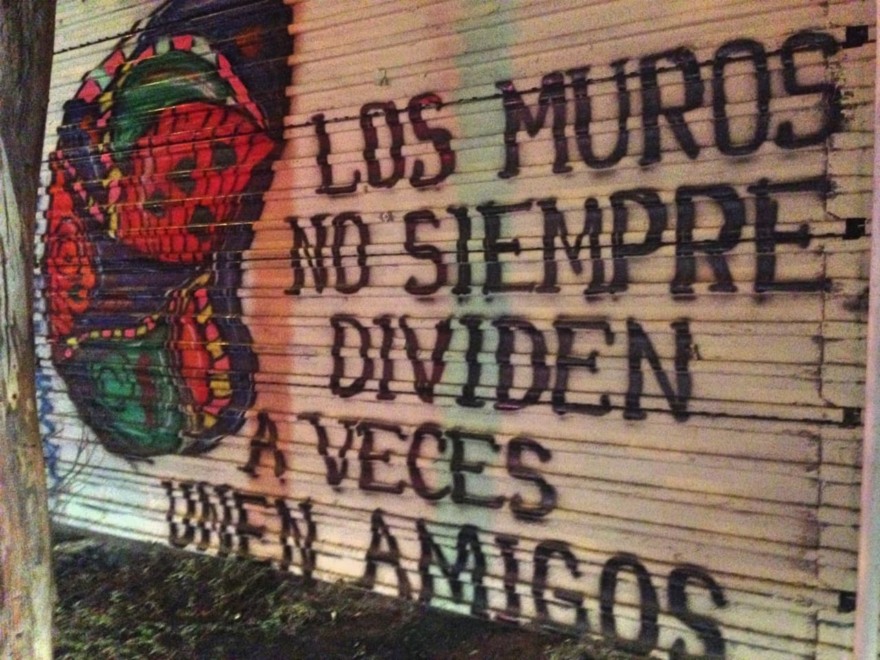 Los muros no siempre dividen, a veces unen amigos.