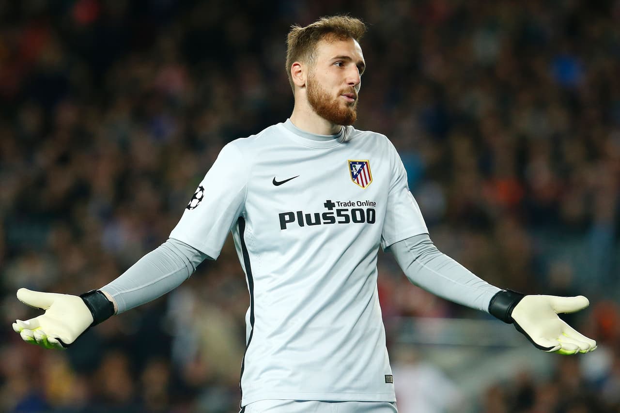 Esta temporada el arquero del Atlético de Madrid ha sido Jan Oblak, quien se ha ganado la titularidad a pulso. En ese entonces en 2014 el portero esloveno jugaba con el Benfica donde ganó la Liga y Copas de Portugal, lo que le valió para llegar al 'Aleti'. Pero esta campaña su manera de jugar ha tomado otro nivel y ha sido señalado como uno de los mejores porteros del mundo marcando diferencia en varios partidos. Una auténtica muralla rojiblanca.