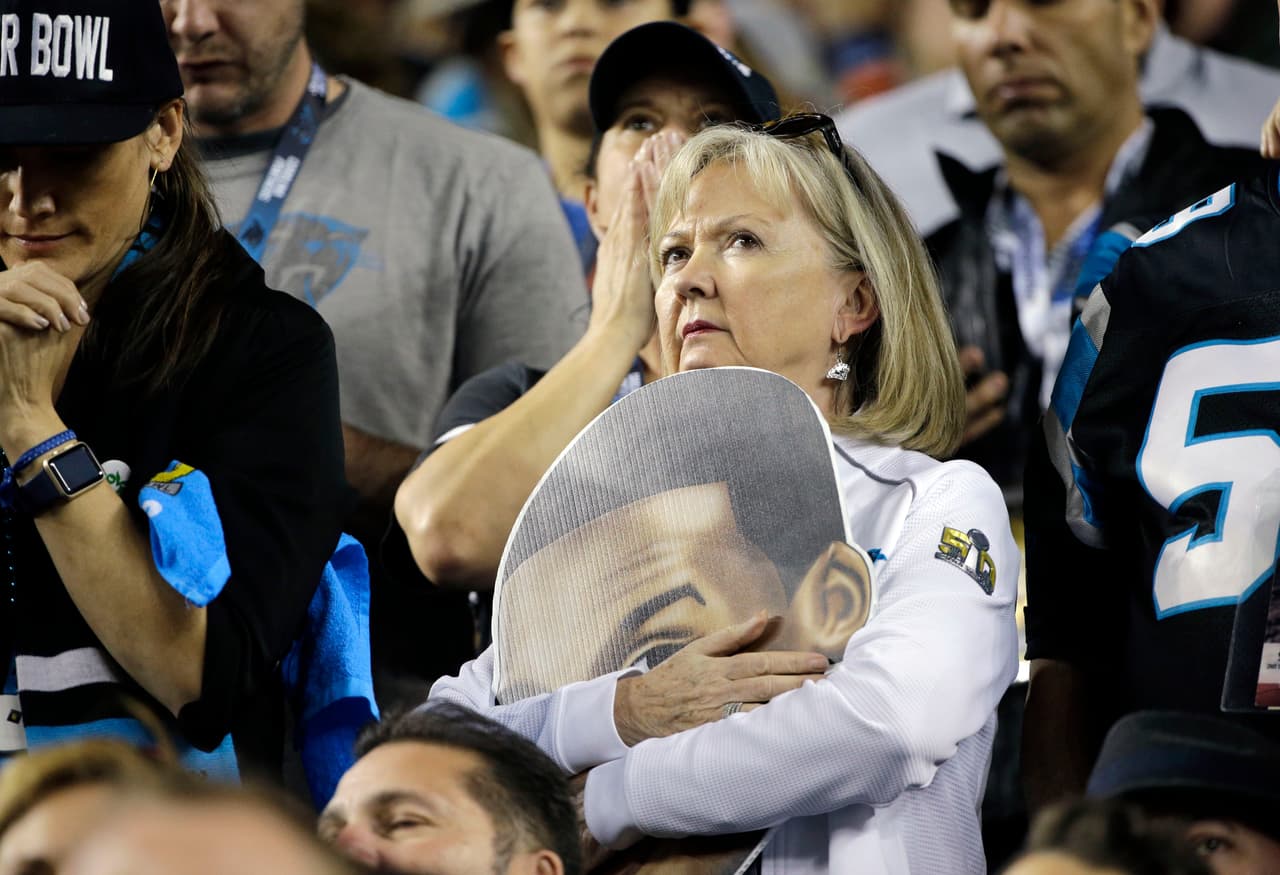 Los fans de Cam cabizbajos, pues el mariscal de campo de los Panthers estaba totalmente controlado por la defensiva de Denver.