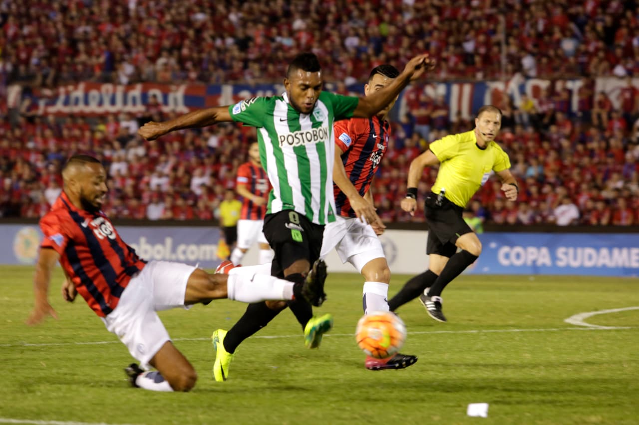 El colombiano Miguel Borja fue tentado por una alta cifra para estar en el fútbol de China, pero el declarado 'Mejor jugador de América' prefirió no aceptar la oferta.