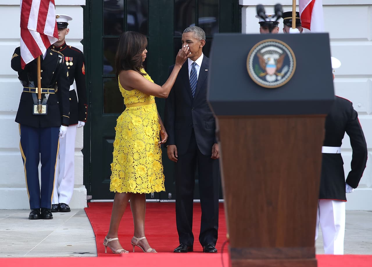 Aunque es sabido que las sandalias son los zapatos privilegiados para la elegancia, Michelle Obama no suele llevar mucho zapatos abiertos. Sin embargo, para este vestido amarillo de Naeem Khan eligió unas sandalias cómodas con trabilla en tono crema.