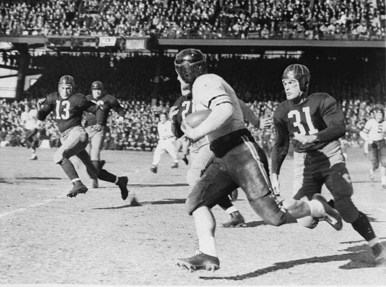 La primera final de la NFL con el nombre Super Bowl se jugó en 1967, luego que la NFL -fundada en 1920- y la AFL -1960- se fusionaran para crear una sola liga de fútbol americano. La AFL (American Football League) nació en un comienzo para competirle a la NFL.