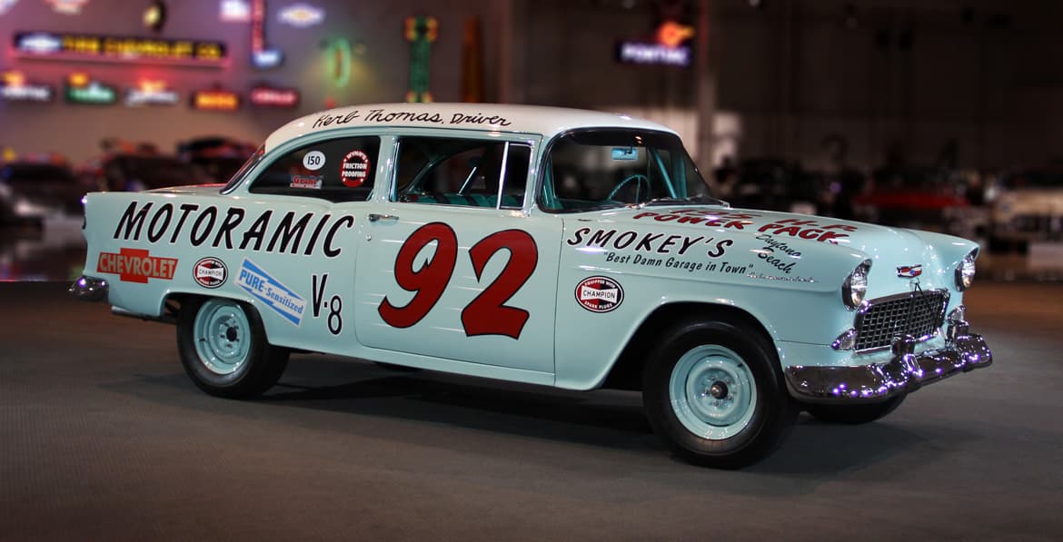 En el pasado NASCAR, cuyas siglas significan Asociación Nacional de Competencia de Autos Sock, donde por 'autos stock' se quería decir autos regulares, utilizaba autos comprados en los concesionarios, como el Chevrolet Bel Air 1955 en la imagen. Las únicas modificaciones permitidas lo eran para mejorar la seguridad de los vehículos.
<b>Las carreras se corrían en pistas de tierra para poner de relieve la durabilidad y resistencia de los vehículos.</b>
<br>
<br>El aquellos días en que las carreras era potentes medios para promocionar los vehículos que corrían en ellas la consigna era '
<b>Corremos los domingos, vendemos los lunes</b>'. Hace tiempo ya que los autos que corren en NASCAR no tienen nada que ver con los que vemos en los concesionarios. ¿No será hora ya de retirar la S del nombre NASCAR?