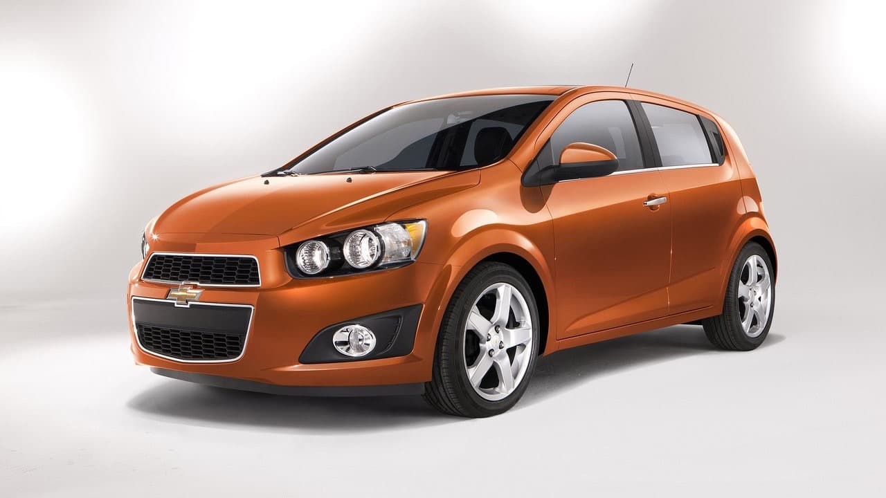 <b>Auto pequeño: Chevrolet Sonic</b>
<br>El pequeño subcompacto diseñado por GM Corea logró imponerse sobre modelos de larga tradición como el Toyota Yaris y el Honda Fit. Logrando 5 estrellas en todas las categorías salvo en la de ‘carrocería y cabina’ en la que logró 4. Los finalistas fueron el Nissan Versa, el Chevrolet Spark, el Mitsubishi Mirage y el Ford Fiesta.
<br>