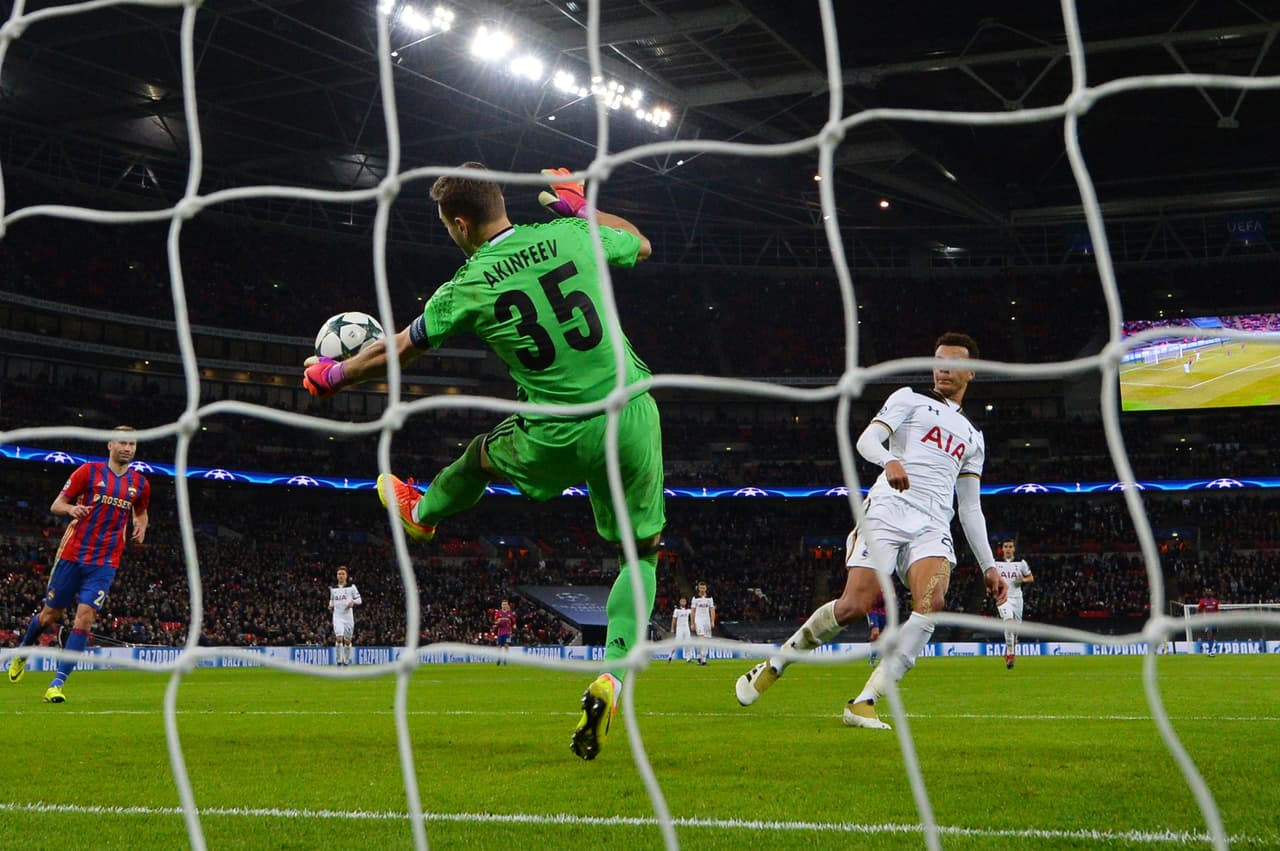 No solo con Rusia comete graves equivocaciones. También con el CSKA de Moscú en la Champions League.