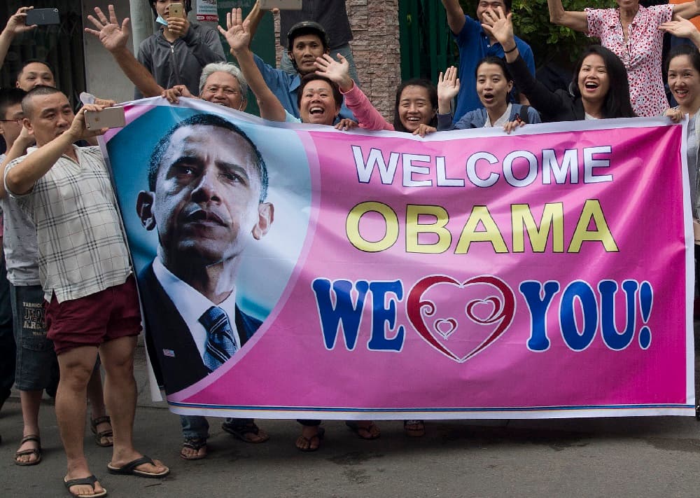 Varias personas sostienen una pancarta con el rostro de Obama en la ciudad de Ho Chi Minh, en Vietnam.
