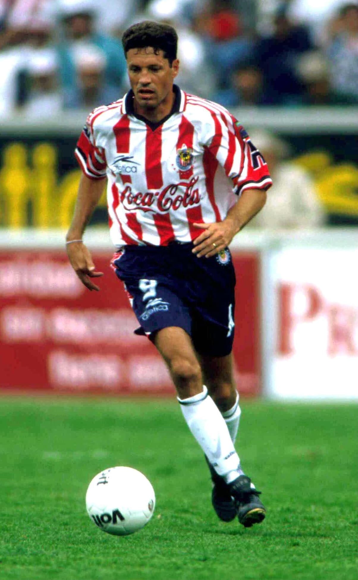 Ricardo Peláez, el ahora presidente deportivo del América, defendió los colores de Chivas de 1998 al 2000, antes fue jugador de América de 1986 a 1987 y de 1997 a 1998.
<br>