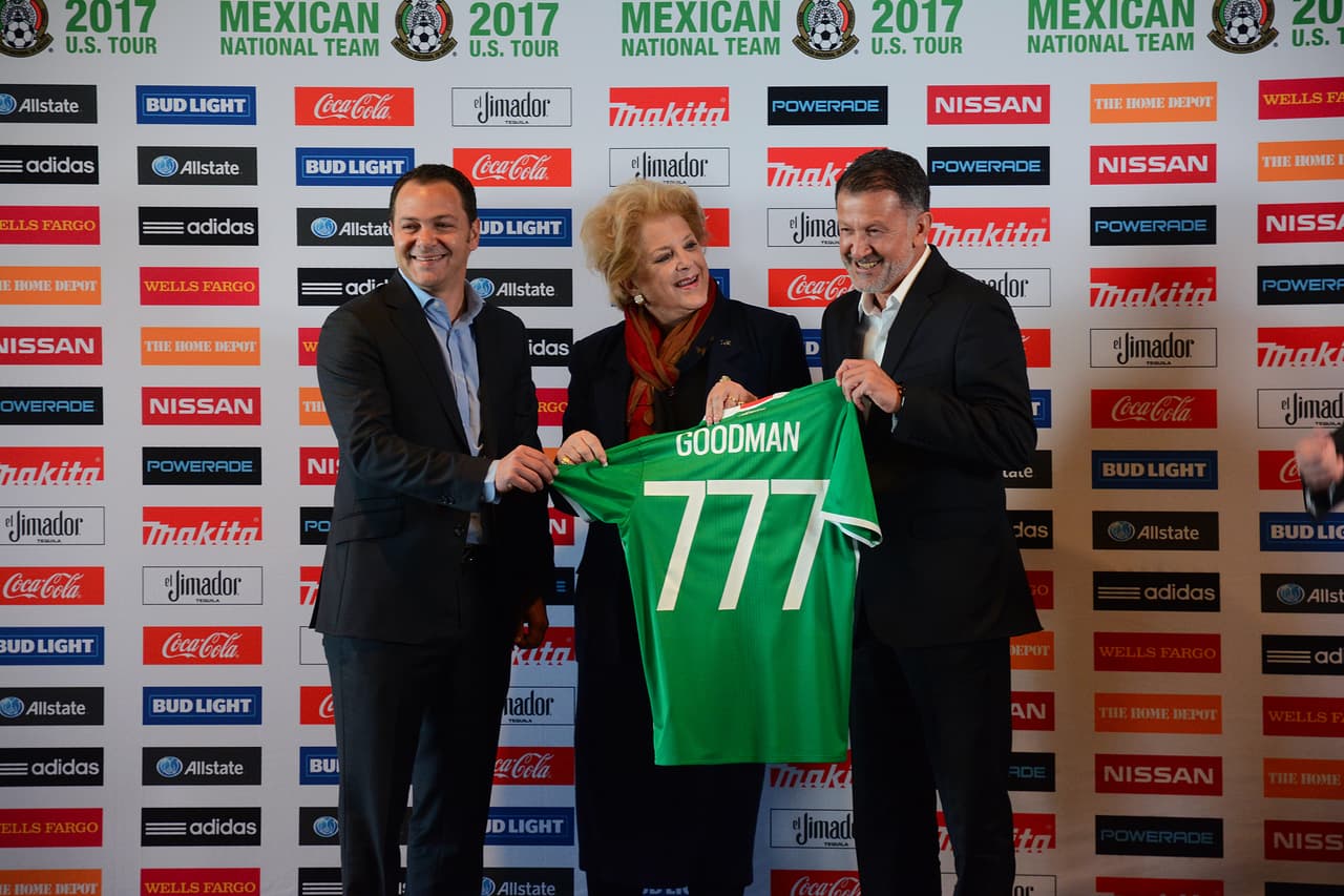 Luego de la conferencia de prensa, Osorio y Baños, le entregaron una camiseta de la selección mexicana a la alcaldesa de Las Vegas, Carolyn Goodman.