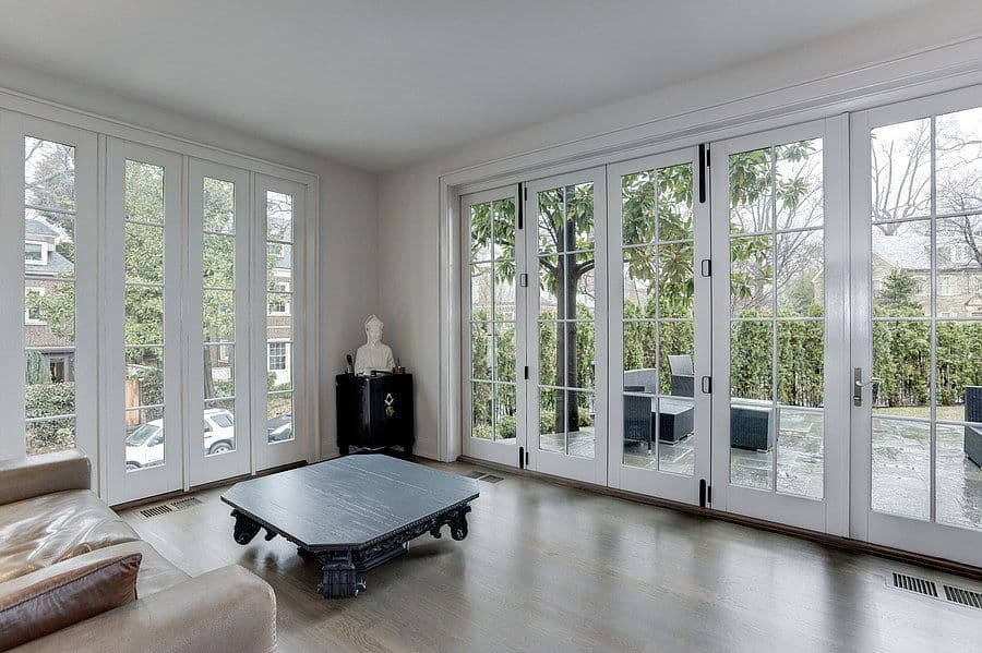 Un espacio acristalado que da salida al jardín trasero de la vivienda.