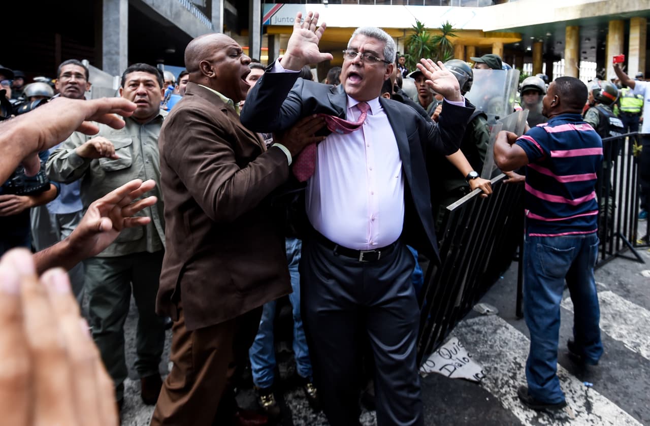 Los militares desalojaron a la fuerza a los diputados que, tras quedar en la mitad de calle, fueron agredidos a puños y con objetos contundentes por supuestos oficialistas que se abalanzaron contra el grupo opositor.
