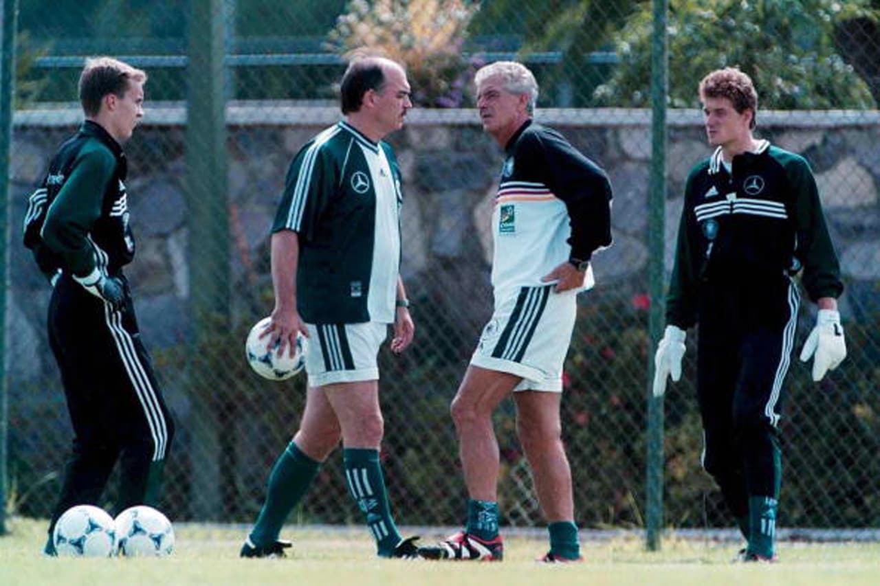 Berti Vogts, entrenador campeón de la Euro 1996, dio un paso al costado y al relevo llegó una dupla técnica formada por Uli Stielike y Erich Ribbeck. En esta imagen aparece el arquero Robert Enke (QEPD).