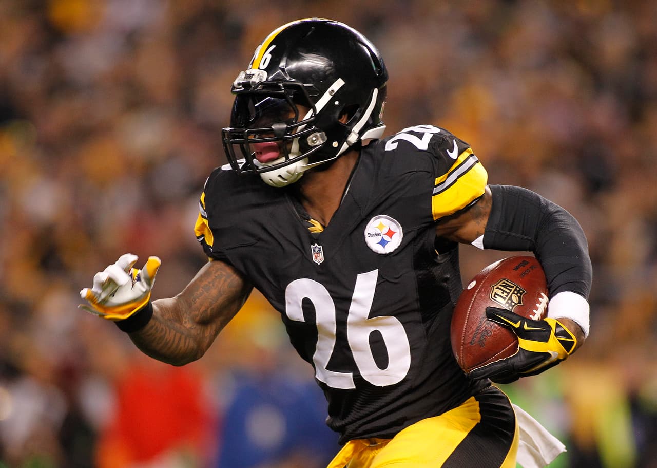 PITTSBURGH, PA - OCTOBER 01: Pittsburgh Steelers running back Le'Veon Bell #26 in action during the game against the Baltimore Ravens on October 1, 2015 at Heinz Field in Pittsburgh, Pennsylvania. (Photo by Justin K. Aller/Getty Images)