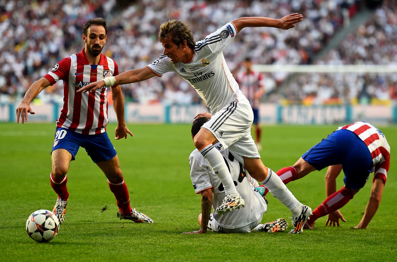 En la lateral izquierda estaba Fabio Coentrao a quien prefirió Ancelotti por encima de Marcelo. El portugués tenía un juego equilibrado entre defensa y ataque pero esa misma tarde fue sustituido por Marcelo quien terminaría marcando un gol que sentenció la final en favor del Real Madrid.