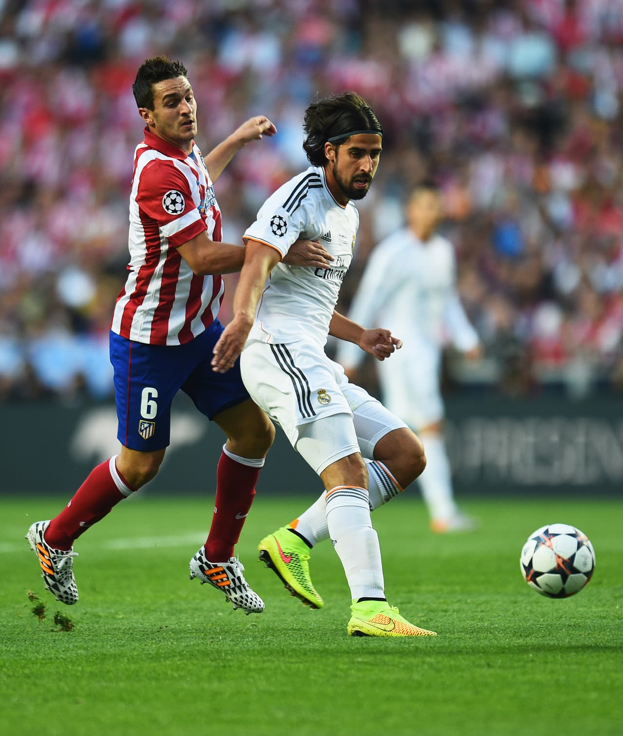 En la media de contención el Real Madrid tenía a Xabi Alonso como indiscutible pero fue sancionado por acumulación de tarjetas y se perdió la final por lo que Ancelotti tuvo que echar mano de Sami Khedira para el fundamental encuentro. El alemán no pasaba por su mejor momento pero alineó gracias a su experiencia en selección. Tuvo un discreto accionar esa tarde. Ahora es titular en la Juventus donde vive un segundo aire.