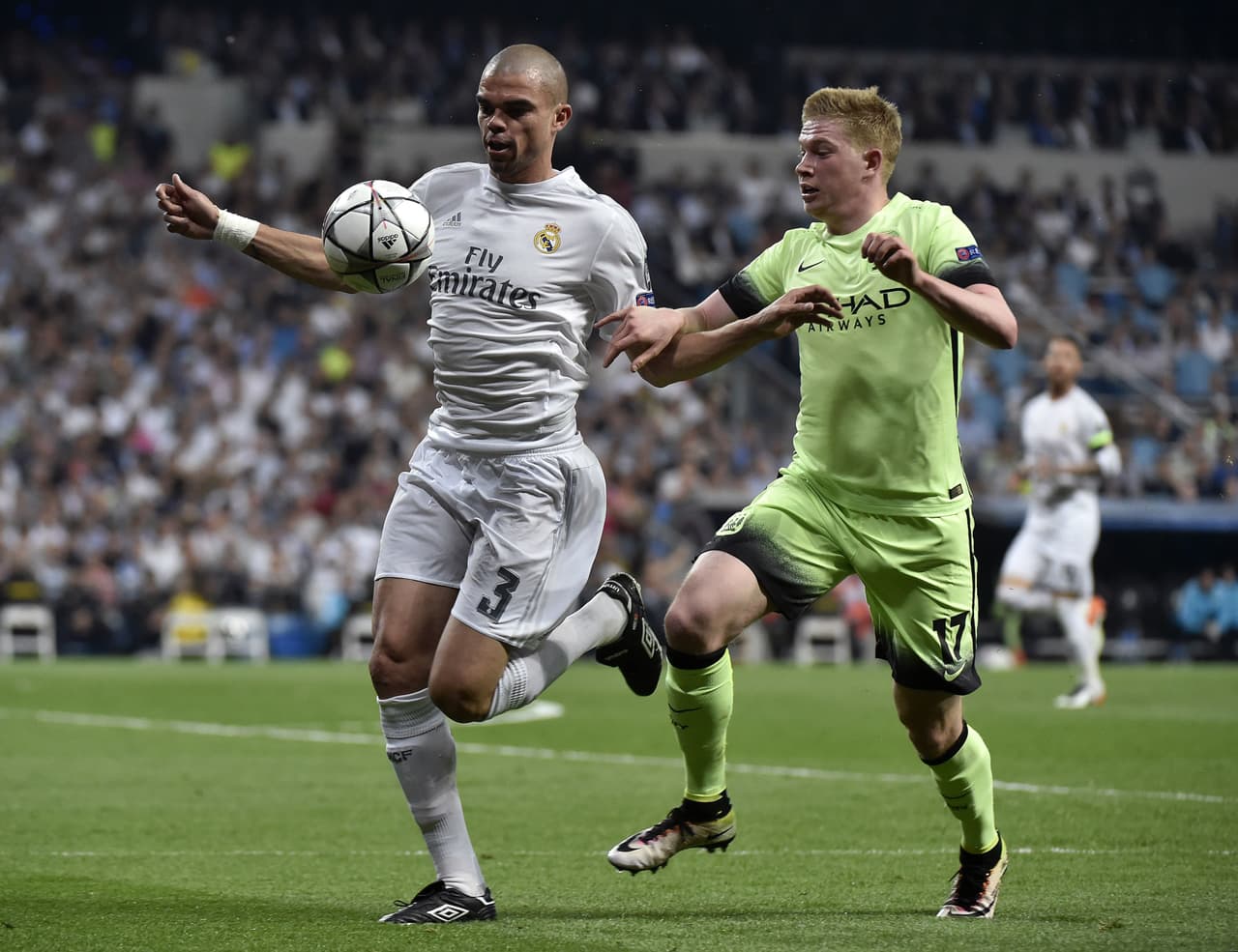Pepe será el encargado de ocupar su lugar contra el Atlético, y no solamente por la lesión de Varane. El veterano defensor portugués ha tenido una muy buena temporada que mejoró desde que Zidane tomó el timón del equipo y donde ha recordado sus mejores años como zaguero. Pepe brinda experiencia y fortaleza a la zona baja del Madrid.