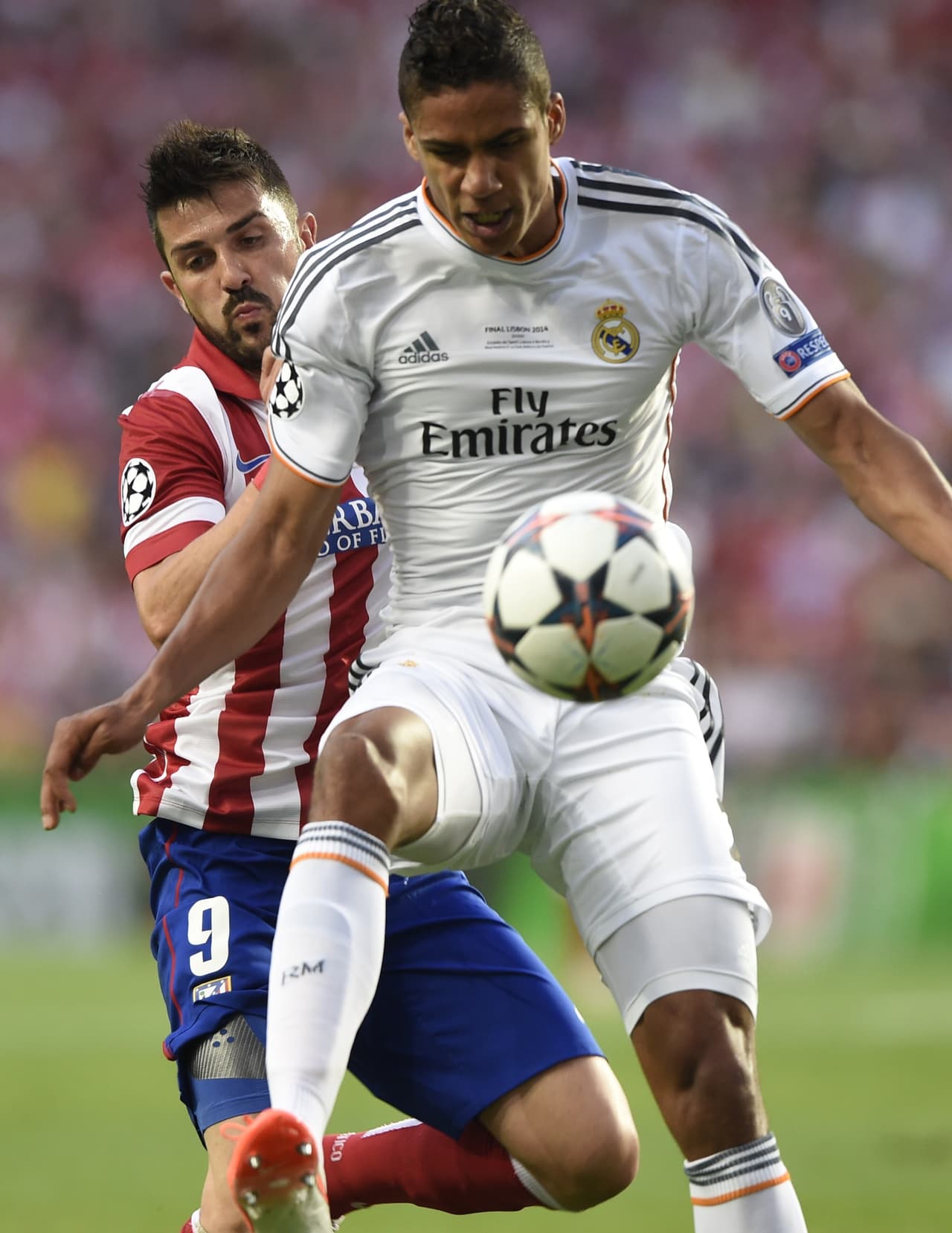 En la zaga central merengue jugó el defensa francés Raphaël Varene quien hizo una buena campaña con Ancelotti pero ha sufrido para poder terminar por adueñarse de la titularidad debido a varias lesiones. De hecho se perderá el partido definitivo del sábado y la Eurocopa con Francia debido a una rotura muscular que lo alejará de las canchas.