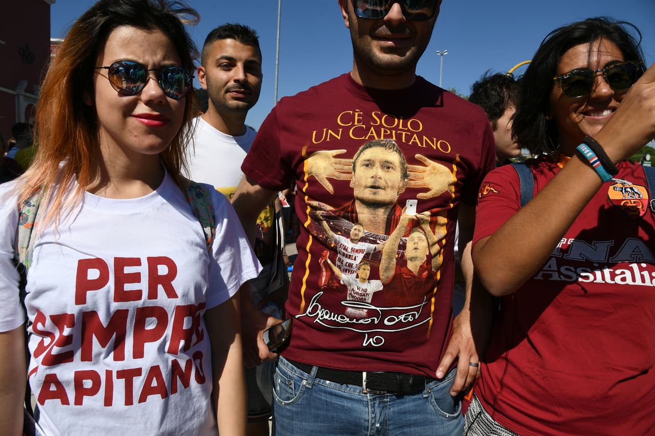 Los fanáticos de Roma le dieron una cálida despedida a Francesco Totti, el eterno capitán, en su despedida del fútbol profesional. Todos vistieron el '10', llevaron pancartas y posaron con una estatua y aclamaron al jugador, que fue suplente contra Genoa pero entró en el triunfo 3-2, en su último juego tras 24 años con el equipo.