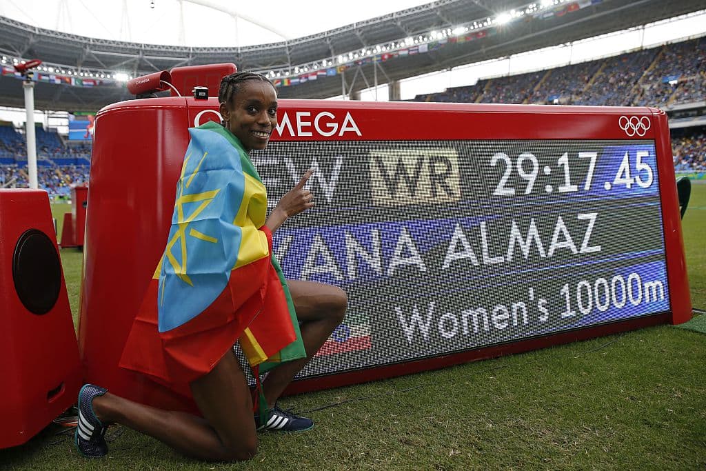 Almaz Ayana posa junto al nuevo récord mundial.