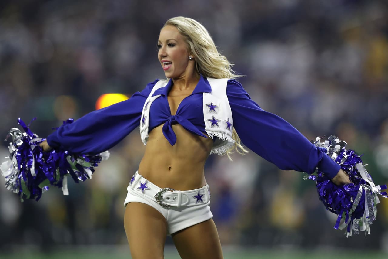 La belleza y energía de las porristas, junto con las ocurrencias y colorido de los fanáticos le dan un ingrediente adicional a la fiesta del fútbol americano de la NFL, en medio de la definición de los equipos que estarán en el Super Bowl.