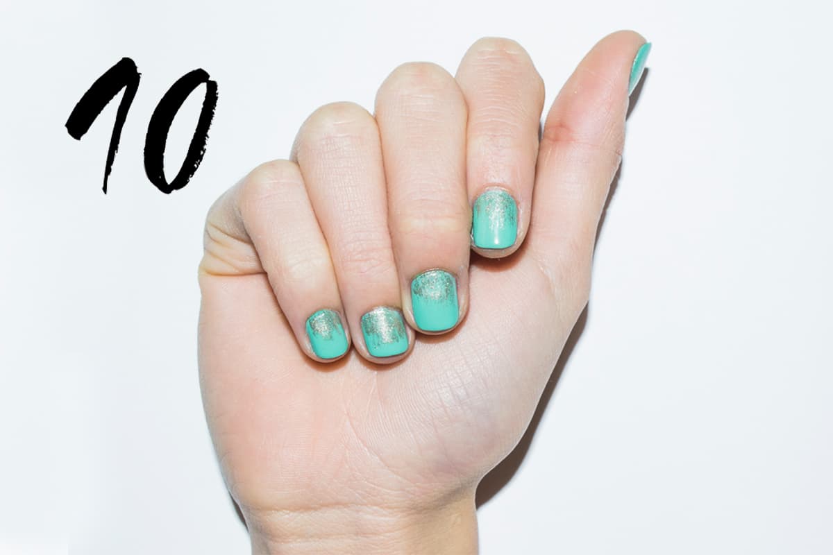 Aplica dos capas de esmalte verde pistache, deja secar. Utiliza un pincel de abanico y esmalte dorado para dar un brochazo en cada uña. Difumina del área de cutícula hacia puntas.