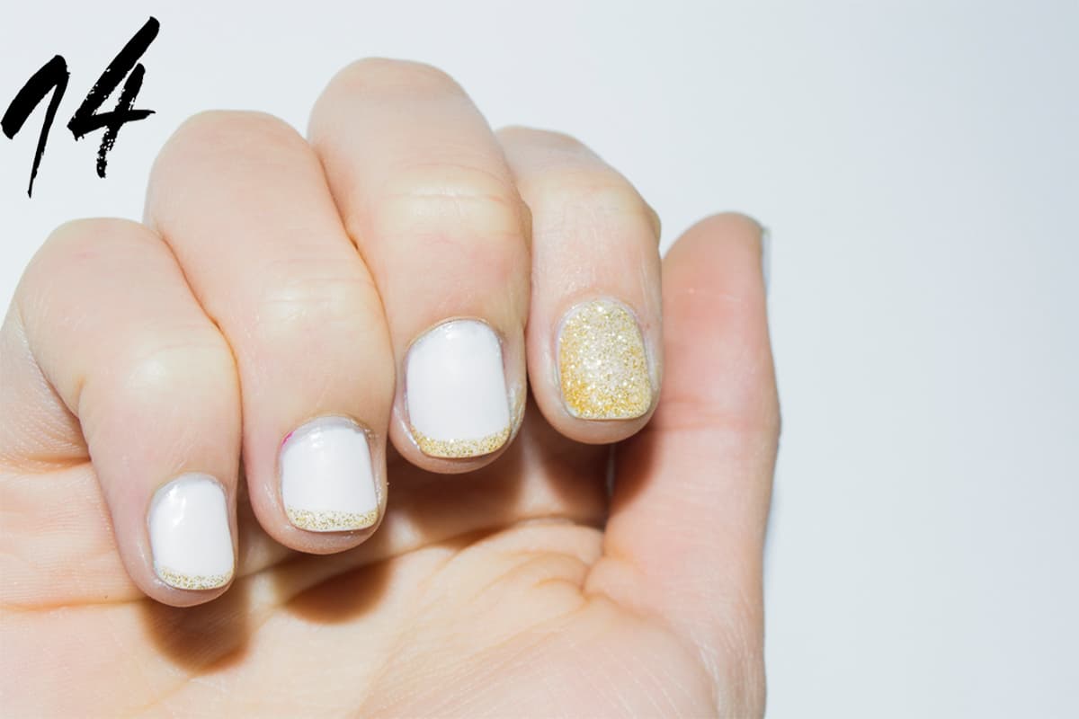 Da dos capas en un tono nude a todas las uñas excepto a la del dedo índice, deja secar. Con un esmalte dorado con glitter dorados traza una línea delgada en las puntas de las uñas, estilo manicure francés. Con ese mismo esmalte aplica dos capas en la uña del dedo índice. Nail art: Gabriela Guerrero y María Sofía Pérez. Esmaltes: Jessica Nails.