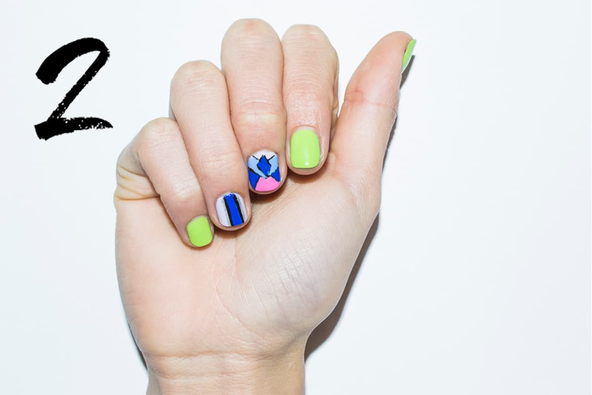 Aplica dos capas de color brillante en las uñas del dedo meñique, índice y anular, usa un tono medio en resto de los dedos. Con un pincel delgado traza una franja en un color vibrante en medio de la uña del dedo anular, ya seco traza dos líneas negras para delimitar, y añade dos líneas más con shimmer. En la uña del dedo medio traza el diseño con un pincel delgado y esmalte negro. Rellena los espacios con colores diferentes.