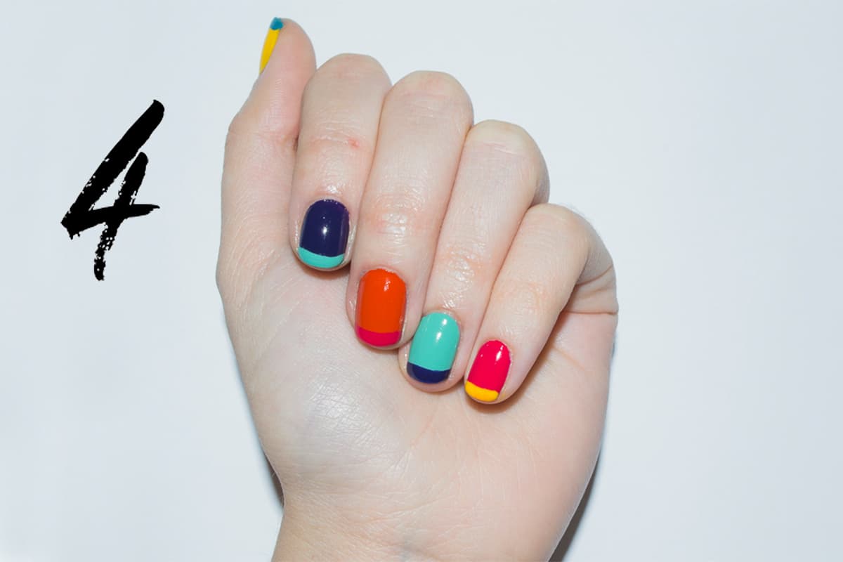 Con ayuda de barnices de diferentes colores transforma el típico manicure francés. Elige los colores brillantes que más te gusten, puedes aplicar uno distinto a cada uña. El color de la punta debe de ser colores brillantes, uno distinto en cada uña. Haz la línea del francés con colores que contrasten.