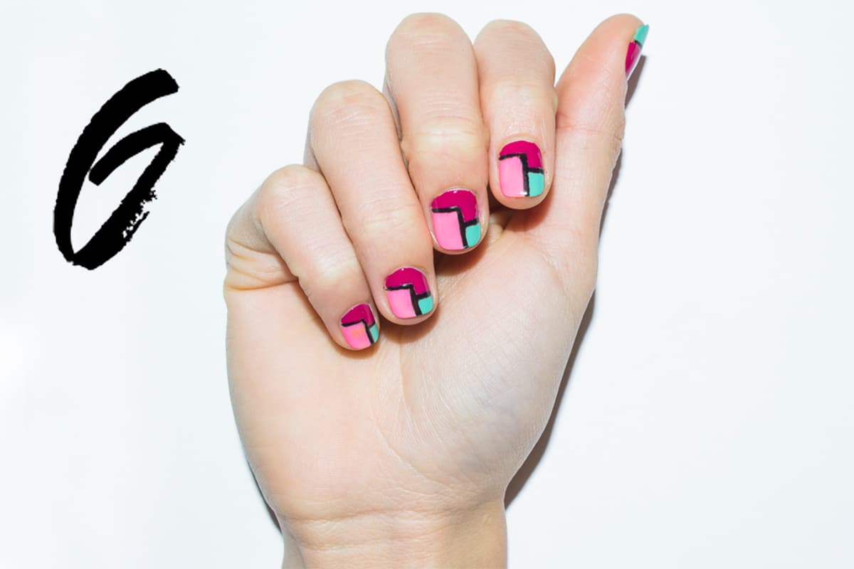 Con un pincel delgado y un esmalte negro traza una L invertida en el centro de la uña y a la mitad de la línea traza otra horizontal. Con un palillo rellena cada espacio con colores vibrantes.