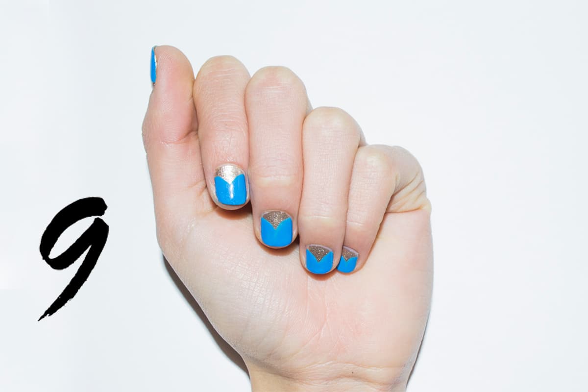 Aplica dos capas de esmalte dorado, deja secar. Con un pincel delgado traza dos semicírculos, para que quede el dorado en forma de un cono. Rellena con un color que contraste.