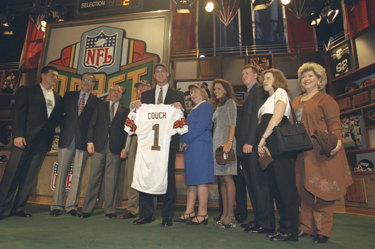 1999 — TIM COUCH
<b>Cleveland Browns</b> | QB Kentucky
<br>El ex mariscal de campo de Kentucky, Tim Couch, posa con el dueño de Cleveland Browns, Al Lerner, después de que los Browns lo convirtieron en la selección número uno en el draft de la NFL en Nueva York en esta foto del 17 de abril de 1999. (Foto AP / Mark Lennihan)