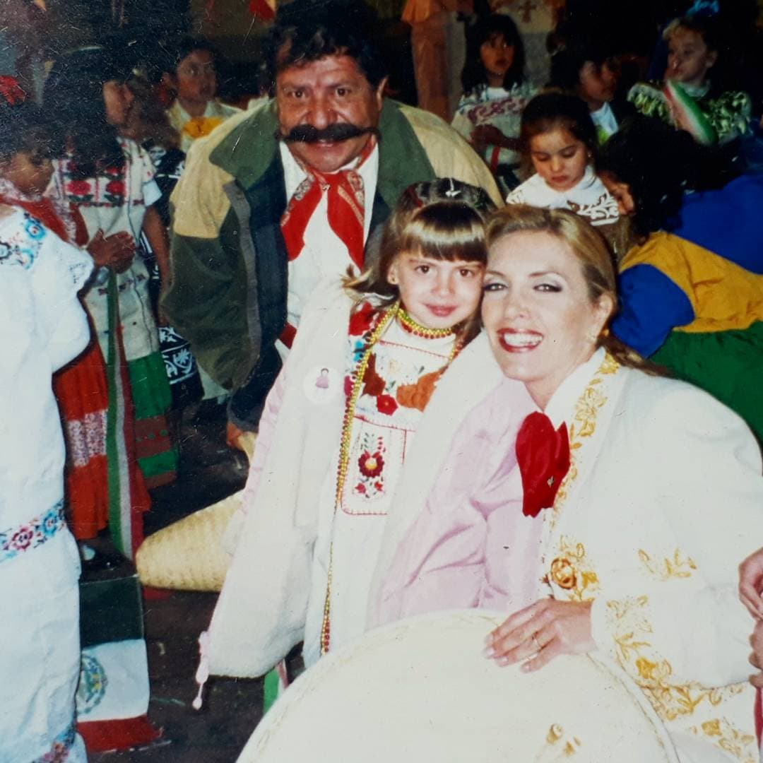 En esta imagen se le ve a la pequeña actriz junto a Laura Flores y 'Chóforo', esto mientras grababan un especial del 15 de septiembre "Desde chiquita llena de bordados. Foto con @laurafloresmx y Chóforo QEPD en fiestas patrias hace 17 años. Lindos recuerdos de #caritadeangel".