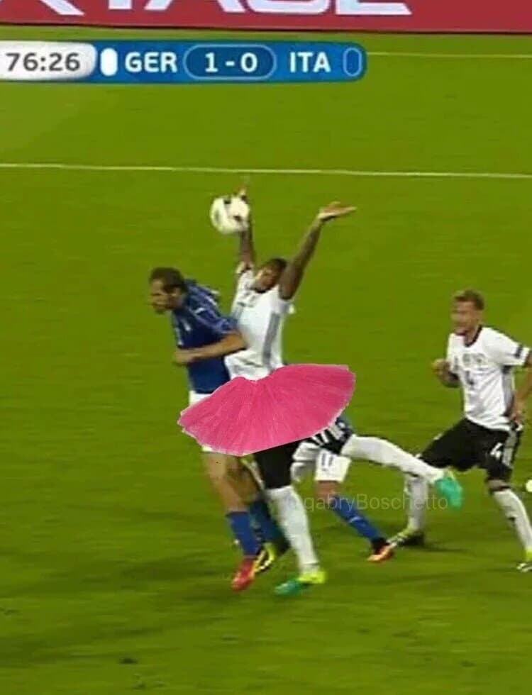 Los usuarios en las redes sociales hicieron mofa de la postura poca ortodoxa con la que el defensa alemán atacó la pelota para el penal con el que empató la Azzurra.